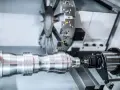 Precyzyjny proces technologiczny wałka w nowoczesnej maszynie CNC.