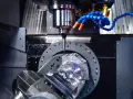 Precyzyjne frezowanie detalu z aluminium. Wiertło precyzyjnie dociera do celu, kontrolując głębokość skrawania.
