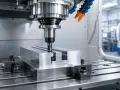 Precyzyjne cięcie metalu przez frez teowy w nowoczesnej maszynie CNC.