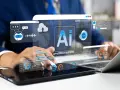 Biznesmen analizuje dane na ekranie z technologią AI, która usprawnia procesy, jak w Epicor ERP.