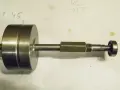 Domowy sposób na to, jak ściągnąć łożysko bez ściągacza. Metalowy element z łożyskiem na końcu.