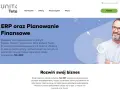Mężczyzna w okularach uśmiecha się, patrząc w bok. Obok niego tekst o rozwiązaniu Teta ERP, które usprawnia procesy biznesowe.