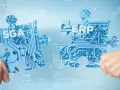 Dwie łamigłówki z motywem obwodów drukowanych, z napisami "SGA" i "ERP", łączą się, symbolizując integrację systemów w erp logistyka.