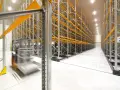 Wózek widłowy w ruchu w magazynie z rzędami regałów, gotowych na składowanie palet.