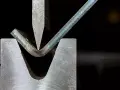 Precyzyjna obróbka plastyczna metali: gięcie blachy pod naciskiem stempla.