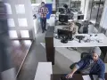 Zespół pracuje w nowoczesnym biurze, korzystając z rozwiązań Microsoft Nav.