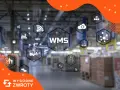 System WMS co to? Grafika przedstawia schemat zarządzania magazynem z ikonami symbolizującymi logistykę, chmurę, sieć i ludzi.