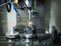 Precyzyjne modelowanie powierzchniowe metalu z iskrzącą maszyną CNC.