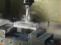 Precyzyjne frezowanie aluminium z chłodzeniem. Optymalne parametry obróbki zapewniają czystość powierzchni.