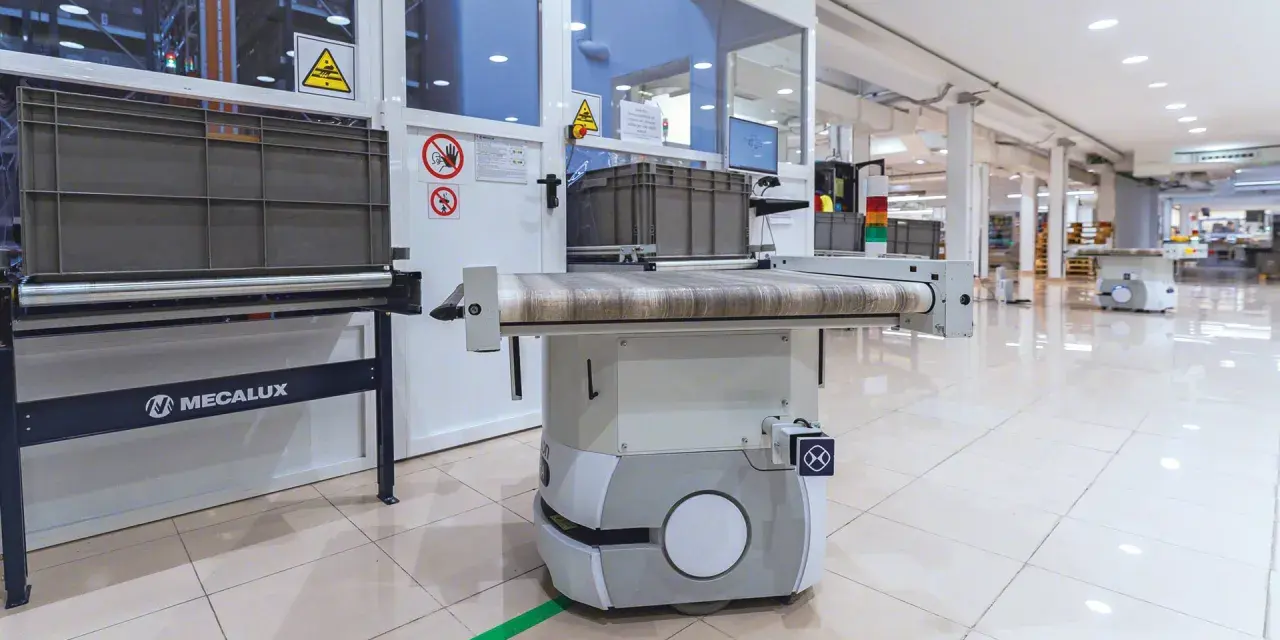 Nowoczesny agv robot z taśmociągiem w magazynie, gotowy do transportu towarów.