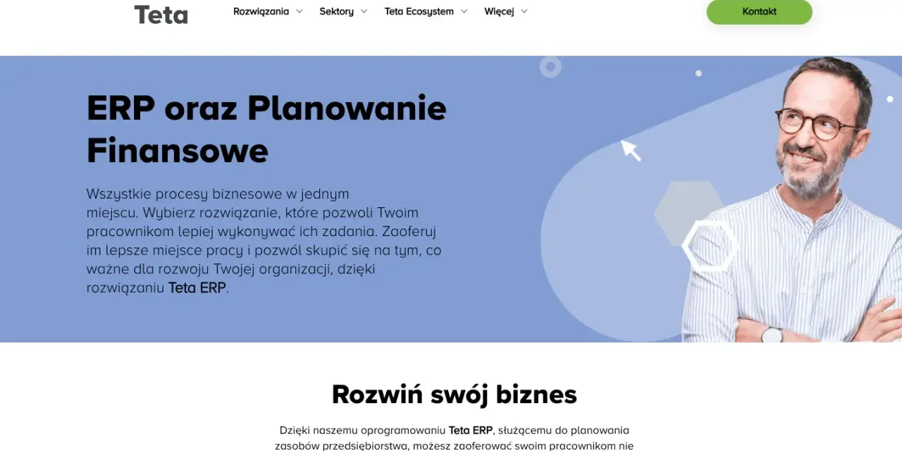 Mężczyzna w okularach uśmiecha się, patrząc w bok. Obok niego tekst o rozwiązaniu Teta ERP, które usprawnia procesy biznesowe.