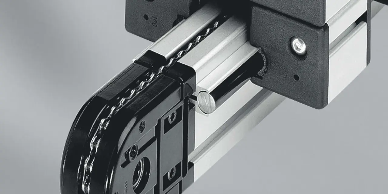 Mechanizm z łańcuchem i rolkami, część precyzyjnych przekładni łańcuchowych, porusza się po aluminiowej szynie.