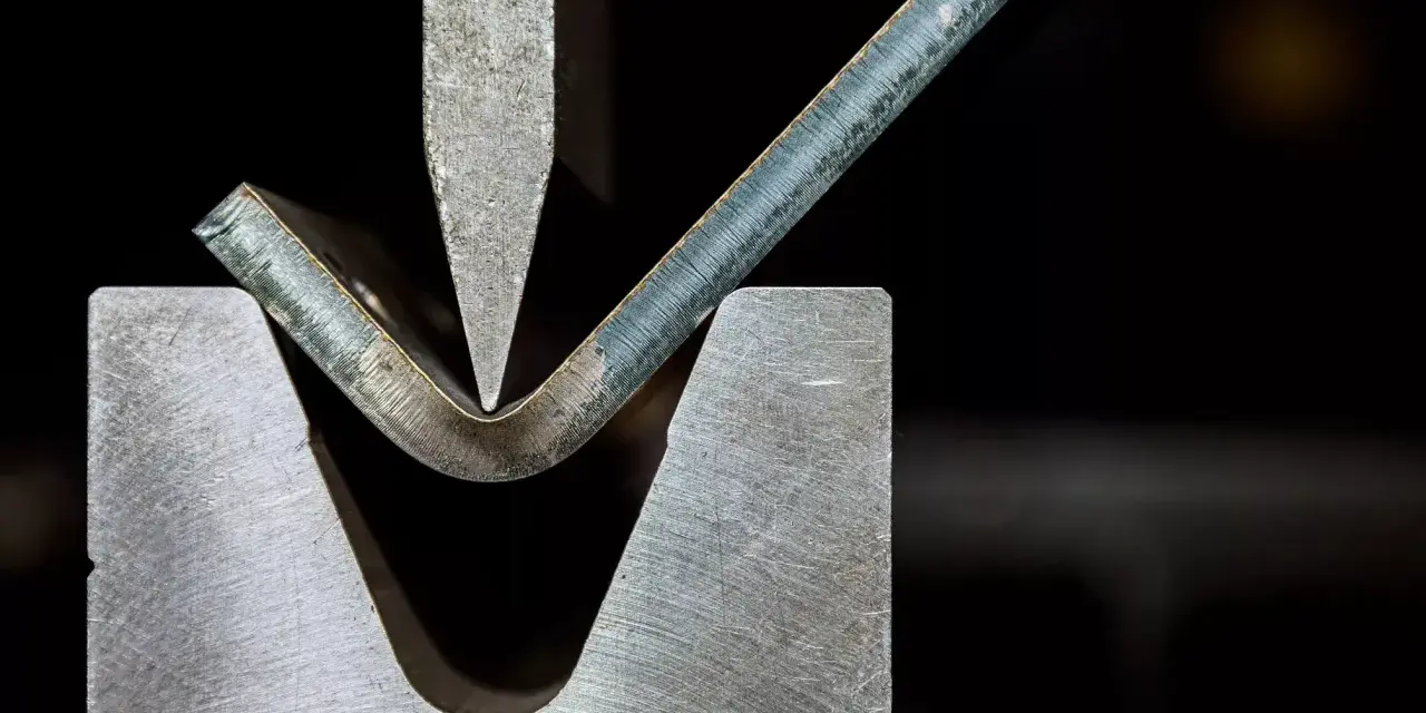 Precyzyjna obróbka plastyczna metali: gięcie blachy pod naciskiem stempla.