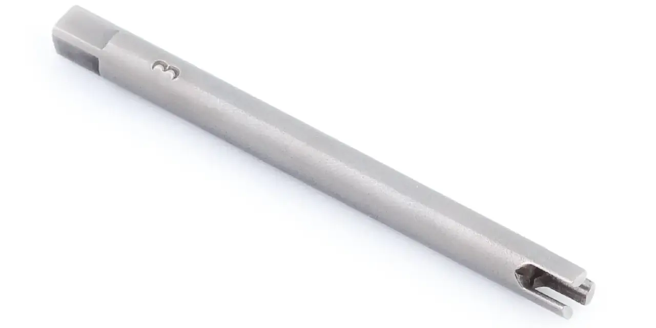 Metalowy, sześciokątny uchwyt z wyciętym rowkiem na końcu, oznaczony cyfrą "3". Wygląda jak urwany gwintownik.