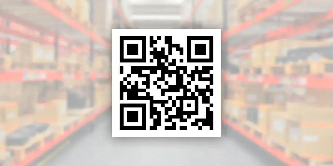 Kod kreskowy QR na tle magazynu z półkami pełnymi paczek. Szybkie skanowanie ułatwia zarządzanie zapasami.