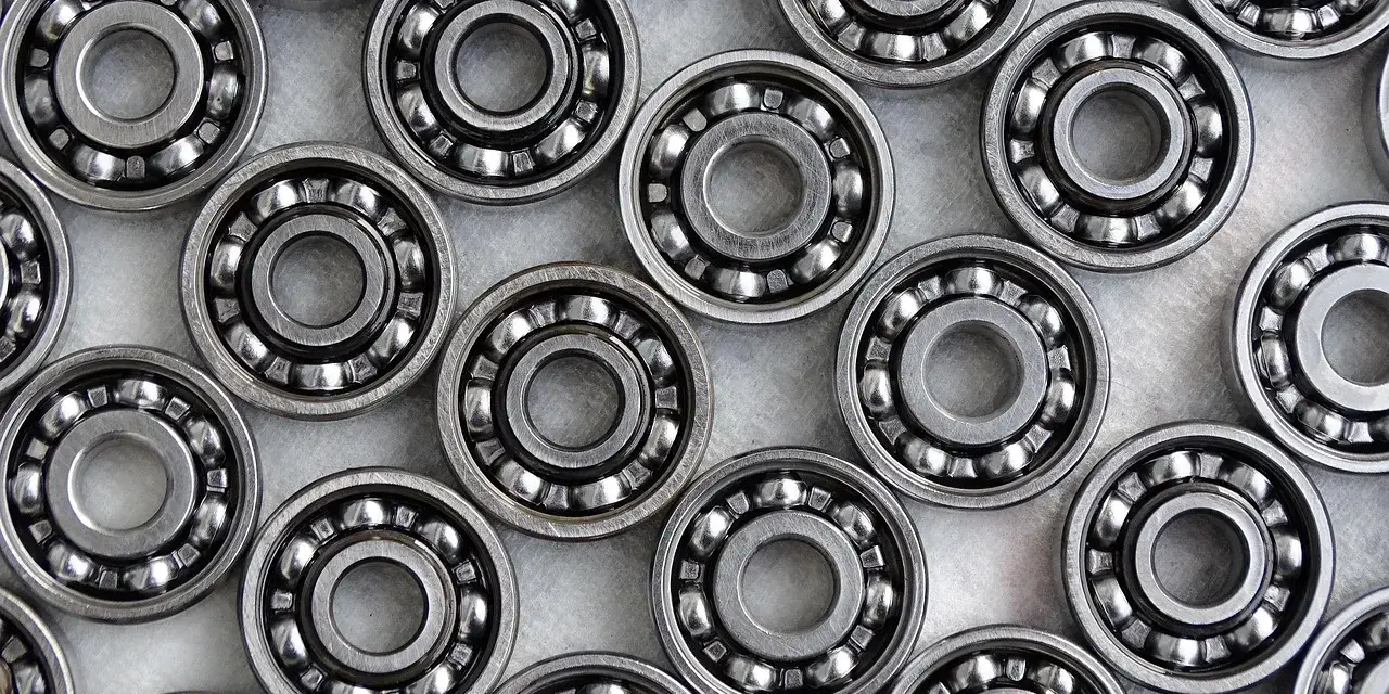 Mnóstwo łożysk kulkowych, każdy z nich to małe arcydzieło precyzji. Ich metaliczny połysk i idealny kształt sugerują, że są gotowe do pracy, zapewniając płynny luz c3.