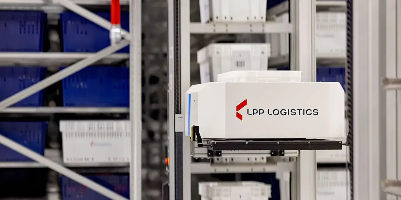 Automatyczny wózek w magazynie LPP Logistics pobiera pojemniki. System psi wms usprawnia pracę.