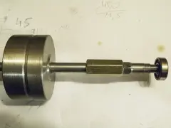 Domowy sposób na to, jak ściągnąć łożysko bez ściągacza. Metalowy element z łożyskiem na końcu.