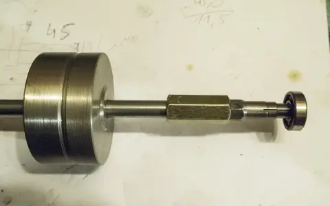 Domowy sposób na to, jak ściągnąć łożysko bez ściągacza. Metalowy element z łożyskiem na końcu.
