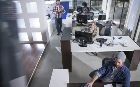 Zespół pracuje w nowoczesnym biurze, korzystając z rozwiązań Microsoft Nav.
