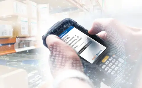 Ręczne skanowanie za pomocą terminala mobilnego, pokazujące zastosowanie RFID w magazynie do śledzenia kontenerów i zarządzania zadaniami.