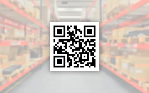 Kod kreskowy QR na tle magazynu z półkami pełnymi paczek. Szybkie skanowanie ułatwia zarządzanie zapasami.