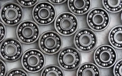 Mnóstwo łożysk kulkowych, każdy z nich to małe arcydzieło precyzji. Ich metaliczny połysk i idealny kształt sugerują, że są gotowe do pracy, zapewniając płynny luz c3.