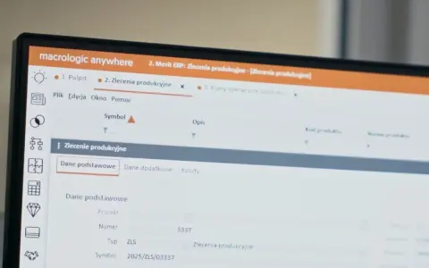 Ekran komputera z interfejsem systemu Merit ERP, widoczne zlecenie produkcyjne z danymi podstawowymi.