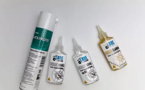 Smar silikonowy zastosowanie: Molykote Separator Spray i oleje Silk Lube do łańcuchów rowerowych.