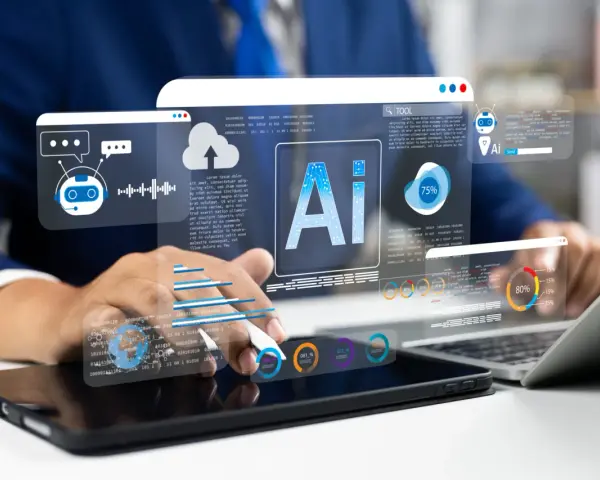 Biznesmen analizuje dane na ekranie z technologią AI, która usprawnia procesy, jak w Epicor ERP.