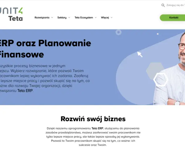 Mężczyzna w okularach uśmiecha się, patrząc w bok. Obok niego tekst o rozwiązaniu Teta ERP, które usprawnia procesy biznesowe.