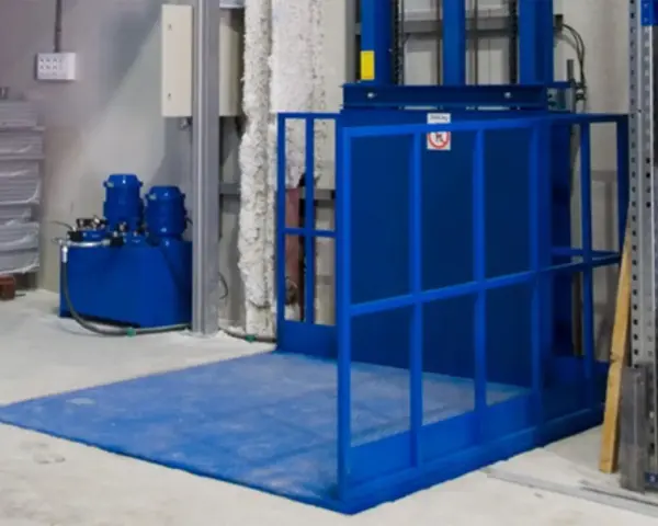 Niebieska winda magazynowa z hydraulicznym podnośnikiem ułatwia transport towarów.