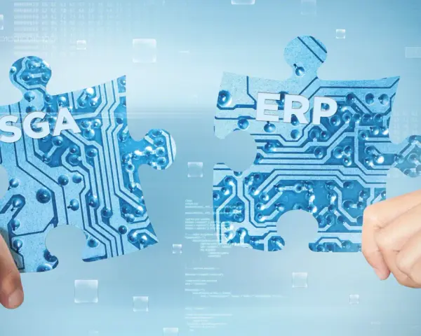 Dwie łamigłówki z motywem obwodów drukowanych, z napisami "SGA" i "ERP", łączą się, symbolizując integrację systemów w erp logistyka.