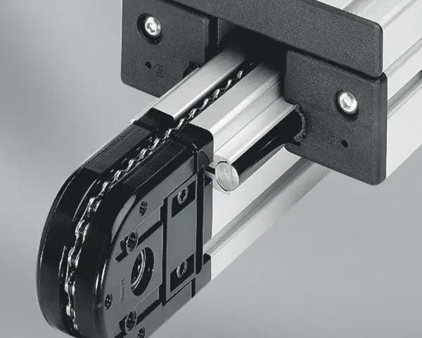 Mechanizm z łańcuchem i rolkami, część precyzyjnych przekładni łańcuchowych, porusza się po aluminiowej szynie.
