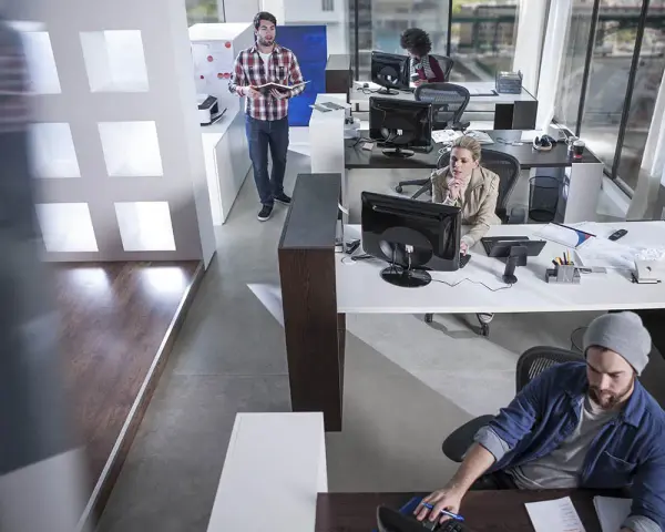 Zespół pracuje w nowoczesnym biurze, korzystając z rozwiązań Microsoft Nav.