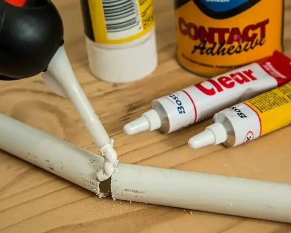 Klej do plastiku w tubkach i puszce, gotowy do naprawy pękniętej rury.