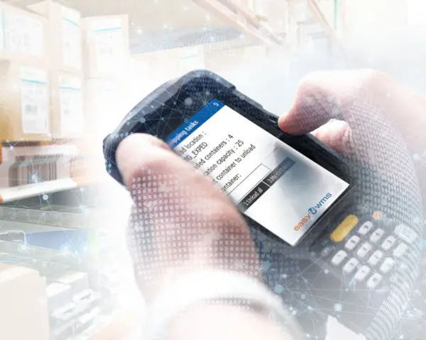Ręczne skanowanie za pomocą terminala mobilnego, pokazujące zastosowanie RFID w magazynie do śledzenia kontenerów i zarządzania zadaniami.
