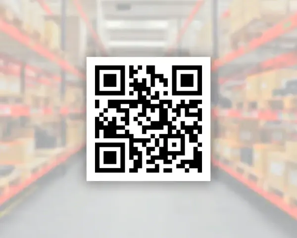 Kod kreskowy QR na tle magazynu z półkami pełnymi paczek. Szybkie skanowanie ułatwia zarządzanie zapasami.
