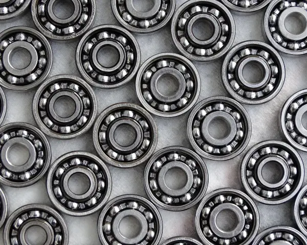 Mnóstwo łożysk kulkowych, każdy z nich to małe arcydzieło precyzji. Ich metaliczny połysk i idealny kształt sugerują, że są gotowe do pracy, zapewniając płynny luz c3.