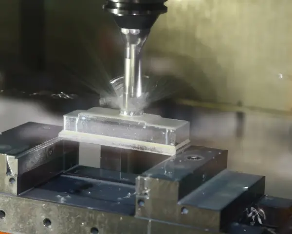 Precyzyjne frezowanie aluminium z chłodzeniem. Optymalne parametry obróbki zapewniają czystość powierzchni.