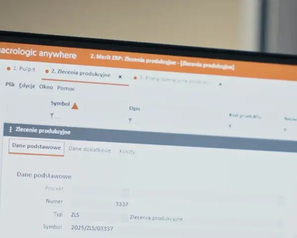 Ekran komputera z interfejsem systemu Merit ERP, widoczne zlecenie produkcyjne z danymi podstawowymi.