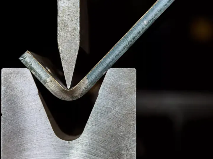 Precyzyjna obróbka plastyczna metali: gięcie blachy pod naciskiem stempla.