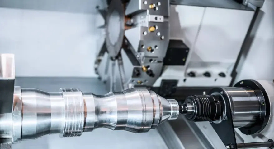Precyzyjny proces technologiczny wałka w nowoczesnej maszynie CNC.