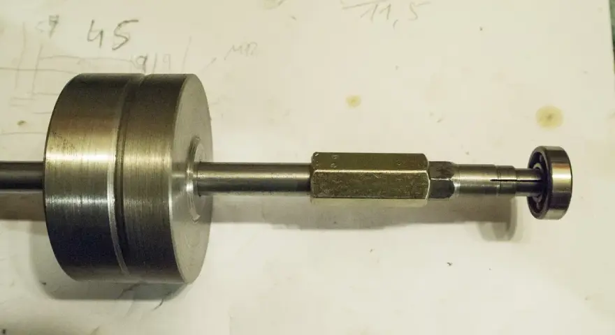 Domowy sposób na to, jak ściągnąć łożysko bez ściągacza. Metalowy element z łożyskiem na końcu.