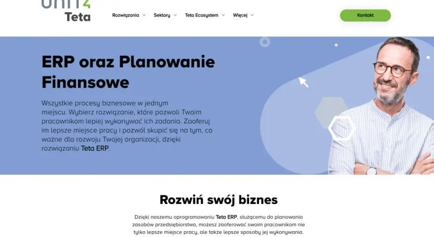 Mężczyzna w okularach uśmiecha się, patrząc w bok. Obok niego tekst o rozwiązaniu Teta ERP, które usprawnia procesy biznesowe.