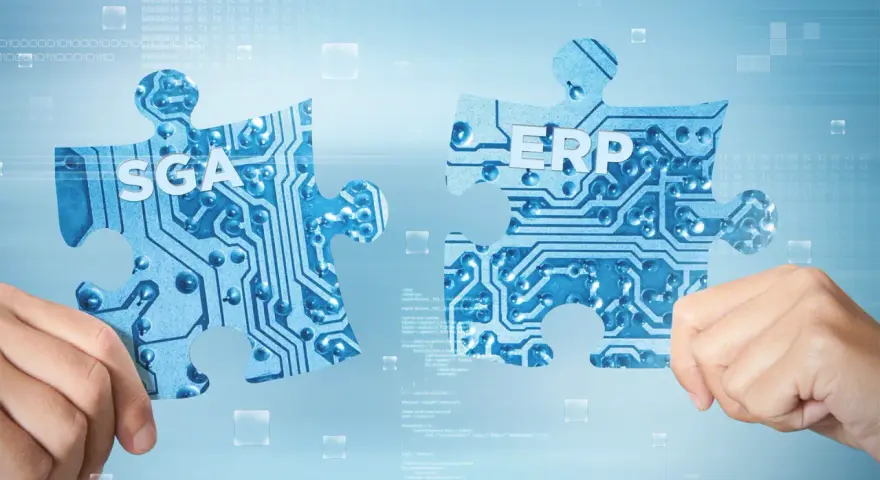 Dwie łamigłówki z motywem obwodów drukowanych, z napisami "SGA" i "ERP", łączą się, symbolizując integrację systemów w erp logistyka.