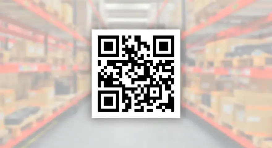 Kod kreskowy QR na tle magazynu z półkami pełnymi paczek. Szybkie skanowanie ułatwia zarządzanie zapasami.