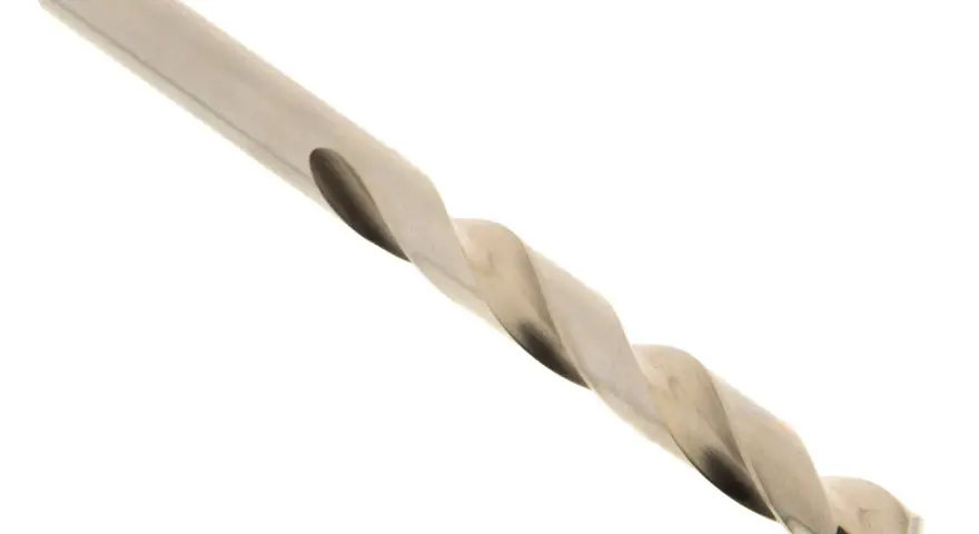 Metalowe wiertło spiralne, jeden z podstawowych rodzajów wierteł do metalu, gotowe do precyzyjnego wiercenia.