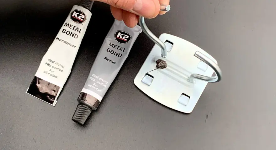 Dwie tubki kleju K2 Metal Bond - żywica i utwardzacz - gotowe do naprawy metalowego elementu. Jaki klej do metalu będzie najlepszy?