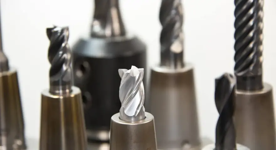 Narzędzia do obróbki metalu, frezy i wiertła. Kluczowe dla precyzyjnego wiercenia w metalu są odpowiednie jakie obroty do wiercenia w metalu.